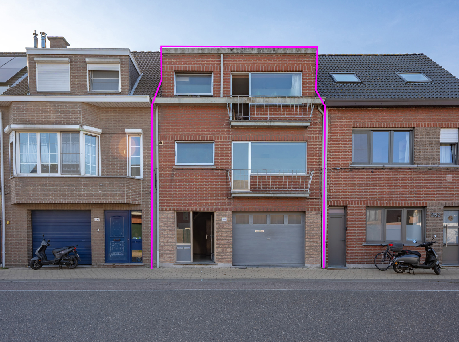 Opbrengsteigendom met 2 appartementen, inpandige garage en tuin - foto 1