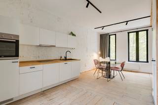 <p>PLAN UW BEZOEK VIA VOLGENDE LINK: https://listed.mijnhuurprofiel.be/whise/7553398<br /><br />Droomt u ervan om te wonen op het meest bruisende stukje van Antwerpen? Dan is dit uw kans.</p>
<p>Welkom in het hart van het Zuid dé hotspot van kunst, cultuur en gastronomie. Op de tweede verdieping wacht deze stijlvolle cityloft op zijn nieuwe eigenaar. Dankzij de grote raampartijen baadt het appartement in natuurlijk licht, wat zorgt voor een warme en uitnodigende sfeer.</p>
<p>De hoge plafonds en de zichtbare bakstenen afwerking zorgen voor karakter en charme.</p>
<p>Wat ongetwijfeld een groot pluspunt is aan dit appartement, is het overdekt terras dat aansluit aan de leefruimte.</p>
<p>De open keuken en moderne badkamer zijn volledig uitgerust en afgewerkt volgens de nieuwste trends, volledig instapklaar.</p>
<p>Het ganse gebouw werd in 2020 volledig gerenoveerd.</p>
<p>Huurprijs: €1250/maand<br />Provisie kosten: €200/maand (gas, water en elektriciteit)<br />Beschikbaarheid: onmiddellijk</p>
<p>Interesse?<br />Contacteer LISTED vandaag nog voor een bezoek: +32 3 283 51 51</p>