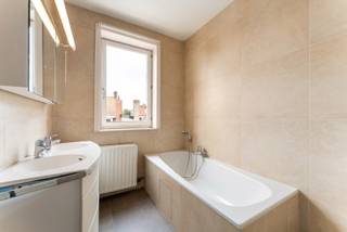 Dit ruim appartement in Izegem is gelegen op de derde verdieping en heeft een leuk terras met open zicht. Het gebouw is voorzien van een lift...