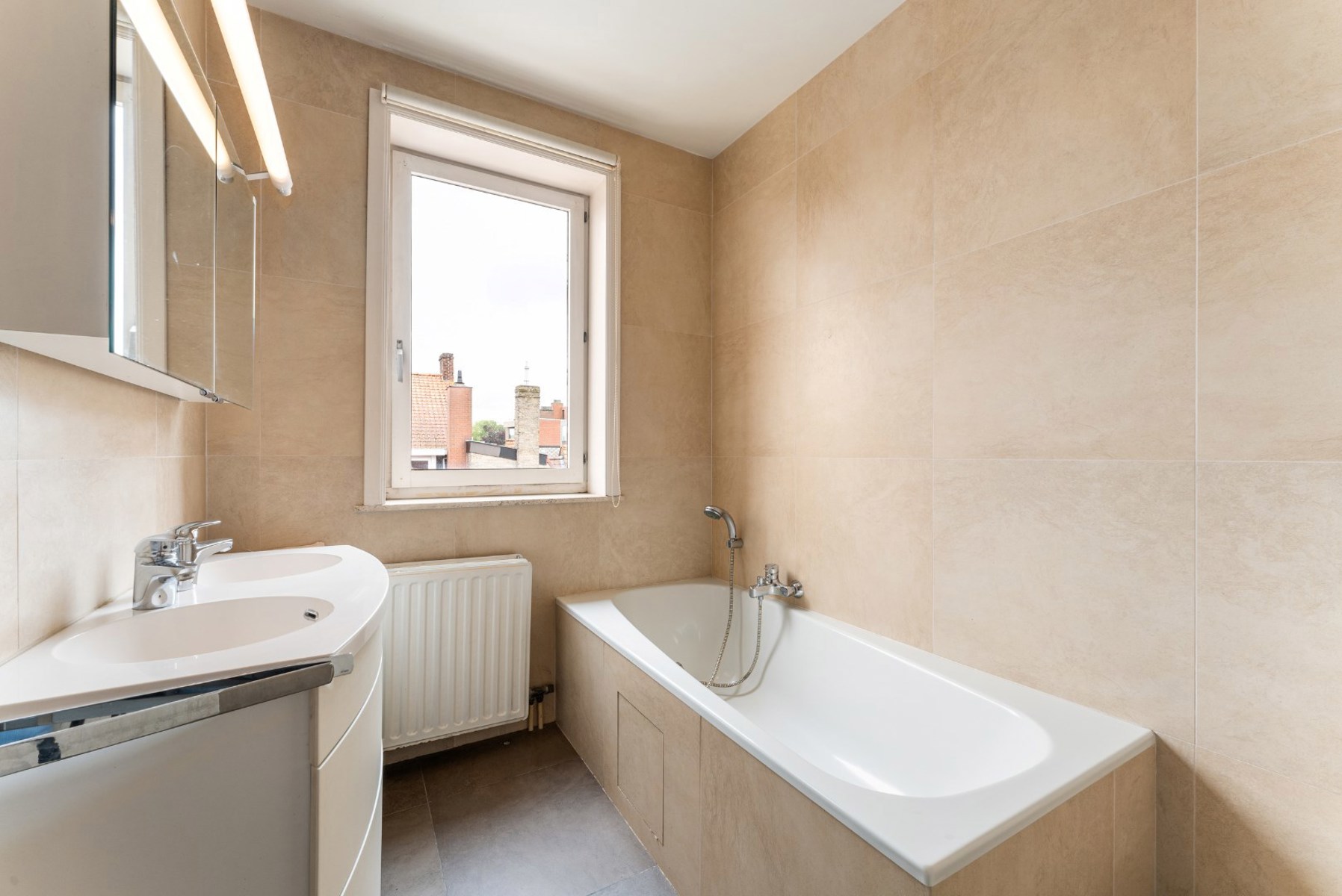 Ruim appartement met terras, lift en 3 slaapkamers in Izegem - bouwjaar 1978 - EPC-waarde 220.00 - Energielabel C - 119.00m² bewoonbare oppervlakte - 1 badkamer - 1 parkeerplaats - foto 2