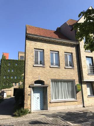 sterktes : * gelegen in het mooie historische centrum langs de Handzamevaart * goeie zon-oriëntatie * heel veel lichtinval dankzij de grote...