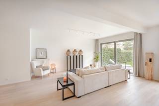Dit prachtig appartement bevindt zich op een heerlijke en unieke centrumlocatie te Leuven. <br />De onmiddellijke nabijheid van tal van winkels en ontspanningsmogelijkheden biedt u de meest ideale leefomgeving.<br />Een ruime private tuin waar het heerlijk vertoeven is betreft uiteraard een enorm gegeerde en unieke troef.<br />De royale eet- en leefruimte genieten door de knappe breedte van het appartement van mooi zicht op de tuin alsook Sint-Geertrui abdij. Grote raampartijen bieden u steeds een zeer aangename en lichtrijke leefomgeving.<br />De knappe geïnstalleerde halfopen leefkeuken geniet van een aansluitend praktische bergruimte.<br />Kwalitatieve en karaktervolle materiaalkeuzes vormen de leidraad doorheen het gehele appartement.<br />Verder beschikt het appartement over een mooie badkamer met inloopdouche en toilet.<br />Er biedt zich de mogelijkheid om een ondergrondse garagebox bij aan te kopen aan 50.000 EUR. <br />Op zoek naar een prachtig gelijkvloers appartement met tuin op een unieke locatie te Leuven centrum? Laat de beelden voor zich spreken en contacteer ons voor een bezoek ter plaatse.<br />info@covas.be // 016 40 60 20 // www.covas.be