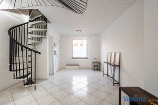 Geen zin om totale renovatiewerken uit te voeren? Dan is deze gezellige woning écht iets voor jou. Deze woning kan je helemaal naar jouw smaak inrichten, zonder grote verbouwingen.<br /><br />Met haar gunstige ligging woon je op korte afstand van het centrum, winkels, scholen, openbaar vervoer, belangrijke in- en uitvalswegen en natuur.<br /><br />Bij het binnenkomen word je verwelkomd in een praktische inkomhal die je meteen naar de leefruimte leidt. De woonkamer en de geïnstalleerde keuken vloeien naadloos in elkaar over, waardoor je geniet van een open en huiselijke sfeer. Dankzij het grote schuifraam naar de zuidgerichte tuin baadt de leefruimte in natuurlijk licht – een troef voor wie houdt van helderheid en ruimtegevoel. Op het gelijkvloers vind je ook de badkamer, uitgerust met bad, lavabo en toilet – handig en comfortabel.<br /><br />Op de eerste verdieping bevinden zich twee volwaardige, verwarmde kamers die je volledig naar wens kan inrichten.<br /><br />De onderhoudsvriendelijke stadstuin is perfect georiënteerd op het zuiden en vormt een ideale plek om in de zomer urenlang te ontspannen. Achteraan de tuin is er een praktisch opberghok voorzien – ideaal voor tuinmateriaal of extra opslag.<br /><br />EPC label C - geen renovatieplicht / Recent geïsoleerde achtergevel / Dubbel glas / CV op aardgas - verwarming voorzien in de gehele woning / Elektriciteit conform / Beperkt KI: € 267... … Mogelijkheid tot aankoop aan 2 % verkooprechten met extra rechtenvermindering van 1.867,00 EURO.<br /><br />Ideaal als starterswoning of voor jonge gezinnen. Dankzij de goede ligging en het sterke verhuurpotentieel is de woning ook interessant als investering.<br /><br />Plan vandaag nog je bezoek en laat je ter plaatse overtuigen.