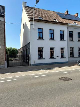 Instapklare, energiezuinige halfopen bebouwing nabij diverse voorzieningen, bestaande uit een inkomhal met gastentoilet, ruime en...