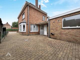 <p>Te renoveren halfopen woning met een zee aan potentieel, ideaal voor wie graag zijn eigen stempel drukt. De inkomhal biedt toegang tot de gezellige leefruimte met zit- en eethoek, aangevuld met een charmante open haard. Aansluitend vind je de ruime keuken met eetplaats en een praktische berging met wasruimte.</p>
<p>De onderhoudsvriendelijke, rustige tuin vormt een fijne buitenplek om te ontspannen. Daarnaast is er een aparte grote garage met zolder, perfect voor hobby’s of extra opslag. Op de oprit is plaats voor maar liefst drie wagens.</p>
<p>Op de eerste verdieping bevinden zich drie slaapkamers en een badkamer met douche, lavabo en toilet. Via de vaste trap bereik je de zolder, die dankzij zijn ruimte nog tal van mogelijkheden biedt—van extra kamers tot een thuiskantoor.</p>
Een woning met sterke basis, veel ruimte en eindeloze kansen voor wie graag renoveert en droomt van een thuis op maat.<br /><br />Extra troeven<br /><br />
<ul>
<li>regenwaterput</li>
<li>beneden dubbele beglazing</li>
<li>rolluiken</li>
<li>topligging nabij belangrijke invalswegen, winkels, scholen</li>
<li>veel potentieel</li>
</ul>
<br />Deze woning is te koop ZONDER makelaar via het concept van Smart Houses. Wenst u verdere inlichtingen of een bezoek? Contacteer rechtstreeks de eigenaar via 0499/93.03.24