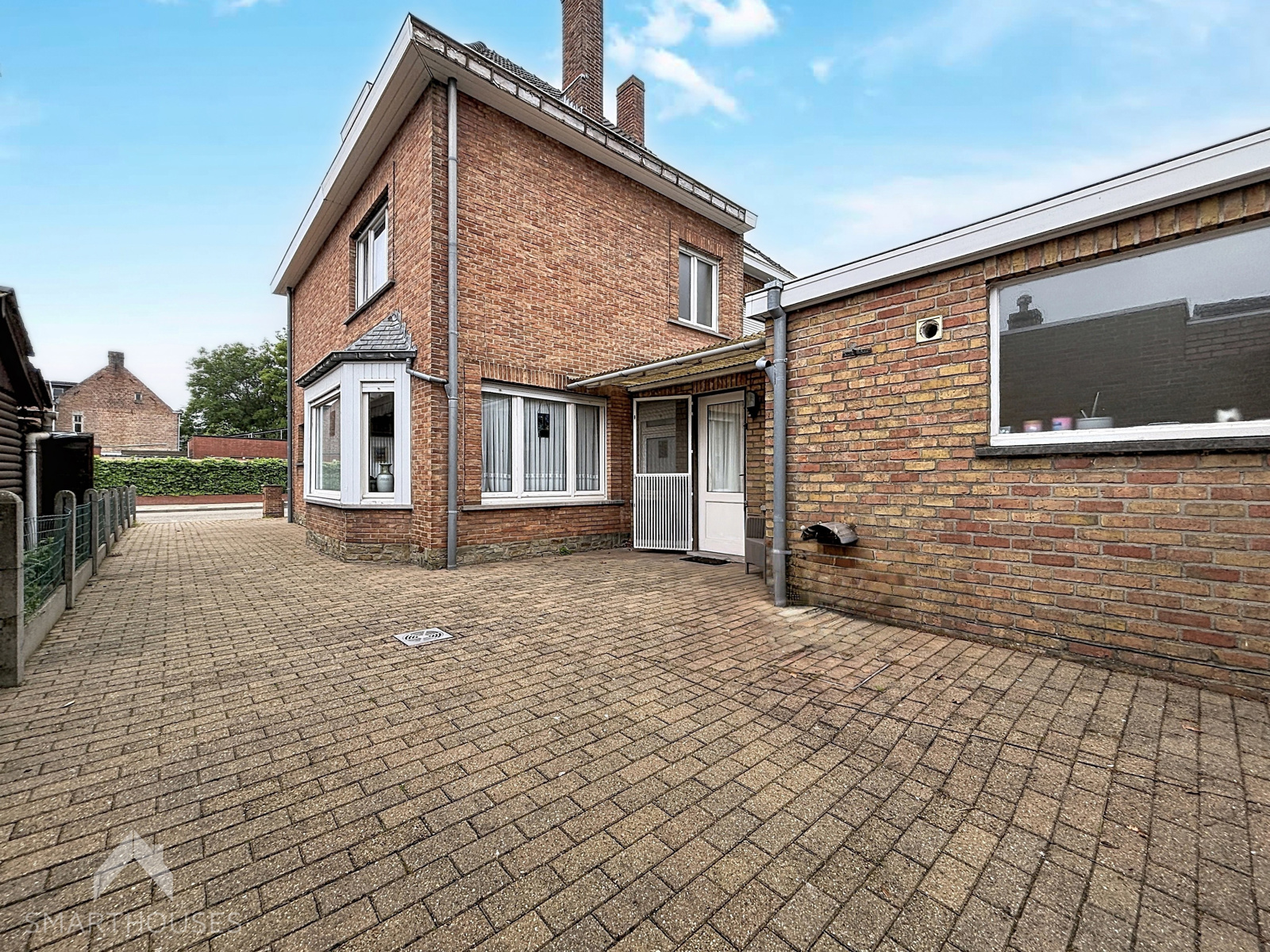 Halfopen woning met 3 slpks, garage en veel potentieel - foto 2