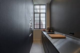 Situated in a highly central location in Antwerp, this spacious and fully renovated flat offers a rare combination of classic architecture and contemporary living comfort.<br />The building’s entrance hall still exudes the original grandeur of Art Deco: marble walls and floors, authentic wall lamps with a gilded finish, and a nostalgic hinged lift surrounded by an elegant staircase.<br />The flat itself, with an impressive façade width of 10.50 metres, has been completely and skilfully renovated. The living space is laid out as a series of atmospheric areas: a spacious living room with a bespoke bookcase, combined with a luxurious seating area on one side, and a separate, stylish dining room on the other. The rooms exude serenity and luxury.<br />The study is finished to the same high standard, with an eye for detail. <br />The separate kitchen is equipped with every modern convenience and features a coffee corner. The high-quality appliances are from Siemens and Gaggenau. The stainless steel worktop adds an industrial touch. <br />The entrance hall, a long corridor clad in dark wood with narrow, vertical lines of light that create a sense of perspective towards the floor-to-ceiling doors of the private rooms. <br />A master suite with a walk-in dressing room and a luxurious, comfortable bathroom. The flat also features two full-sized bedrooms, each with its own bathroom.<br />A spacious cellar provides additional storage space.<br />This flat is an exceptional opportunity for anyone looking for space, character and comfort in a prime location in the heart of Antwerp.