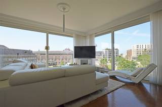 Dit twee slaapkamerappartement bevindt zich op de derde verdieping van een kleinschalige residentie en biedt een prachtig uitzicht op de...