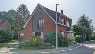 Gunstig en rustig in het centrum gelegen op een perceel van 5a82ca nabij winkels en school, met goede verkeersverbindingen. Tuin is...