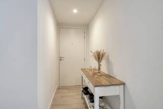 Voor meer info of om een bezoek in te plannen, neem contact op via 016199345 of via pieter.maes@homixx.be.<br /><br />Bent u op zoek naar een gelijkvloers appartement met twee slaapkamers op een centrale ligging in Duffel? Dan is dit appartement exact wat u zoekt! Enkele van de vele troeven: <br />- Uitstekend E-peil (E27);<br />- Mooi terras van 41 m², alsook een ruime bewoonbare oppervlakte van maar liefst 100 m²;<br />- Gelegen vlakbij het centrum van Duffel + vlotte verbinding naar Lier/Mechelen;<br />- Conforme elektriciteit;<br />- Ondergrondse staanplaats (inbegrepen in de vraagprijs);<br />- ...<br /><br />INDELING: <br />Inkomhal, apart toilet, ruime, lichtrijke woonkamer met open keuken - voorzien van alle merktoestellen - berging/wasplaats, badkamer met inloopdouche, bad en lavabo, en twee ruime slaapkamers. Via het schuifraam in de leefruimte heeft u toegang tot het gezellige terras. Verder is er nog een kelderberging voor extra opslagruimte en een ondergrondse staanplaats. <br /><br />Kan u niet wachten om dit appartement te bezoeken? Plan dan snel uw bezoek in via 016199345 of via pieter.maes@homixx.be.