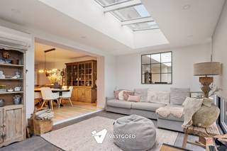 <p><span>Zeer goed onderhouden woning (162m²) met 3 slaapkamers en tuin met tuinkamer te Zonhoven.</span></p><p><span> </span></p><p><span>Belangrijkste troeven: </span></p><p><span>- Rustige ligging maar met zeer goede verbinding</span></p><p><span>- Kwalitatief afgewerkt</span></p><p><span>- 15 zonnepanelen en ventilatiesysteem A</span></p><p><span>- 3 slaapkamers</span></p><p><span>- Gezellige zuidgerichte tuin van 2a03</span></p><p><span>- Airco's in de veranda en in de slaapkamers</span></p><p><span>- Hele gezellige veranda bijgebouwd in 2020</span></p><p><span>- 2 autostaanplaatsen </span></p><p><span> </span></p><p><span>Bekijk zeker ook de grondplannen met de afmetingen. Zo krijgt u van thuis uit al een perfect beeld van wat deze woning te bieden heeft!</span></p><p><span> </span></p><p><span>Wenst u meer info of een vrijblijvende bezichtiging, contacteer dan ons kantoor op het nummer 011 85 15 15 en wij helpen u graag verder.</span></p>