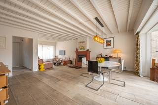 Deze charmante woning bevindt zich in het centrum van Moerkerke. Alle faciliteiten zoals winkels, school, kinderopvang, openbaar vervoer, ... zijn op wandelafstand te bereiken.<br /><br />De woning is ingedeeld als volgt:<br />Gelijkvloers: inkomhal met gastentoilet - ruime en lichtrijke leefruimte met zit- en eethoek. Aan de met de gezellige houthaard is het 's winters steeds genieten. Vanuit de erker aan de leefruimte heeft u toegang tot het terras en geniet u van een zicht op de nieuw aangelegede tuin - open keuken voorzien van kwalitatieve SMEG-toestellen (koelkast, dampkam, gasfornuis met 2 ovens) alsook een 2e eetplaats - tot slot vinden we op het gelijkvloers een inpandige garage van om en bij 15m².<br />Eerste verdieping: 3 ruime slaapkamers - badkamer voorzien van inloopdouche, lavabo en een toilet.<br />In de master bedroom zijn de leidingen voor een vrijstaand bad voorzien.<br />Zolder: een zolder van ca. 70m² met extra opbergruimte of mogelijkheden tot extra slaapkamer(s).<br /><br />Buitenaanleg: de prachtige, zongerichte tuin werd in mei 2026 volledig opnieuw aangelegd met organische vormen. Deze is voorzien van een ruim terras aan de woning alsook een terras in sierkiezel achteraan. Aangebouwd aan de woning is ook een praktische tuinberging voorzien.<br /><br />Goed om te weten:<br />- leefruimte en eerste verdieping zijn voorzien van eiken parket<br />- gerenoveerd in 2025<br />- nieuwe waterleidingen, vernieuwde en goedgekeurde elektriciteit, nieuwe keuken, radiatoren, badkamer en vloeren,...<br />- Overal rolluiken, ideaal voor comfort, privacy en isolatie<br /><br />Contacteer ons vandaag nog voor meer informatie of een bezichtiging: 050/73.73.73 of via info@bonnevastgoed.be.