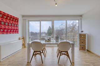 Het appartement met 2 slaapkamers te koop aangeboden is gunstig gelegen in de Bikschotelaan 214 in Borgerhout. Op slechts 5 minuten fietsen bevinden zich zowel het Boekenbergpark als Te Boelaarpark, en grootsteden zijn vlot bereikbaar.De indeling van dit lichtrijke appartement te koop aangeboden in Borgerhout is als volgt:- je neemt de lift naar het vijfde verdiep- inkom in de lichtrijke en ruime leefruimte- aparte keuken met berging- nachthal- 2 ruime slaapkamers met knap uitzicht- badkamer- wasruimteMomenteel is het appartement verhuurd.Ben jij geïnteresseerd in dit vastgoed te koop in Deurne? Aarzel dan niet om ons te contacteren. Het Dewaele vastgoedkantoor van Deurne aan de Turnhoutsebaan staat graag tot uw dienst. Had u graag een gratis schatting van uw eigendom? bel ons voor een vrijblijvend gesprek op 03/666.66.66 of mail naar deurne@dewaele.comStedenbouwkundige inlichtingen : in aanvraagEPC Bikschotelaan 214 Borgerhout: 186 kWh / (m²jaar) (B)