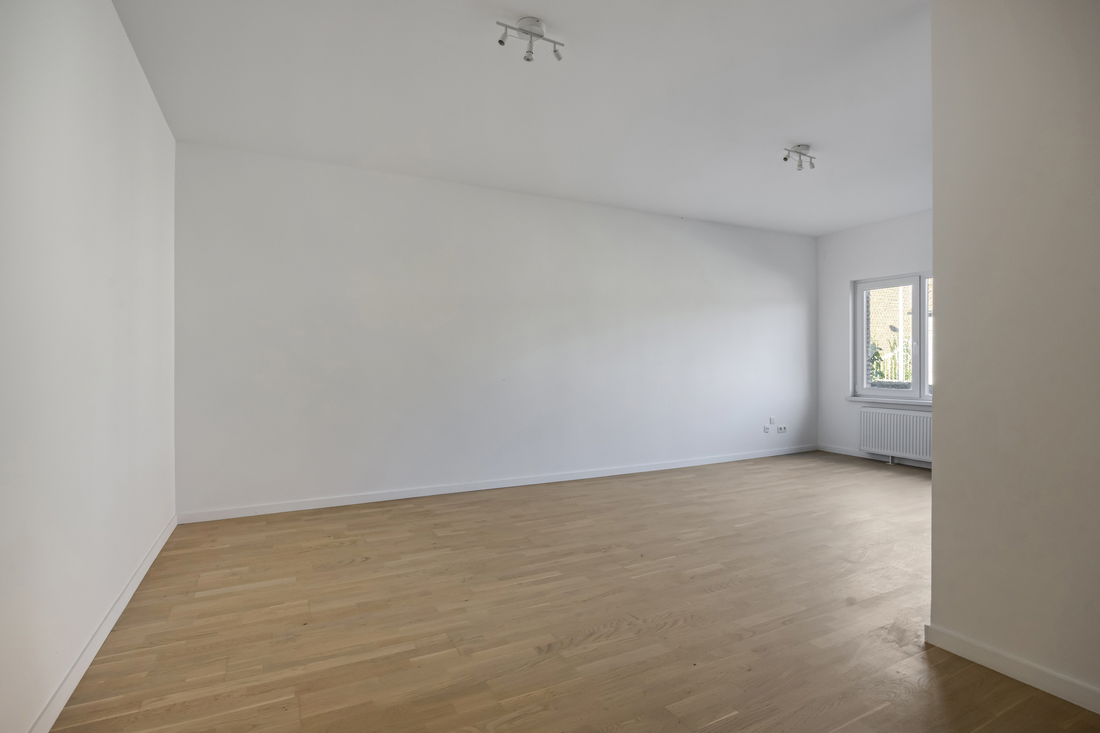 Gelijkvloerse, gerenoveerde kantoorruimte met aparte bureaus - foto 5