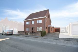 Deze halfopen bebouwing werd gebouwd in 1952 en in de jaren '90 gemoderniseerd en uitgebreid. De leefruimtes zijn ruim met veel lichtinval en allemaal voorzien van kwalitatieve, ingebouwde kasten aan de hand van Jef Vandeputte. Er is dus voldoende opbergruimte. Bestaande uit:Gelijkvloers: Inkomhal met vestiaire-spiegelkast, apart toilet, een lichtrijke zit- en eethoek met pelletkachel en een volledig ingerichte keuken. Daarnaast beschikt u over een bureau en een praktische berging met extra douche.KelderVerdiep:vier volwaardige slaapkamers, stuk voor stuk voorzien van kwalitatieve inbouwkasten - ingerichte badkamer met inbouwlavabo, bad en toiletZolder: volledig vernieuwd dak (2012)De zuidgerichte tuin is een echt hoogtepunt. Ontworpen door een tuinarchitect, geniet u hier van een vijver, een zonnig terras en een vrij zicht over de velden. De ruime oprit en garage bieden plaats aan 2 wagens, fietsen en tuinmateriaal. Hoewel de woning instapklaar is, biedt het EPC-label kansen. Door het plaatsen van dakisolatie en het vernieuwen van de elektrische verwarming (met warmtepomp) verhoogt u het wooncomfort en de waarde van de woning aanzienlijk.Interesse om een kijkje te komen nemen? Neem dan snel contact op met Charlotte Druant op 0474969298 of mail naar charlotte.druant@dewaele.comDit pand is onderworpen aan de renovatieverplichting van de Vlaamse overheid voor residentiële gebouwen (behoudens bij sloop binnen 5 jaar na de aankoop). Consulteer voor meer informatie de website van het Vlaams Energie- en Klimaatagentschap via https://www.vlaanderen.be/een-woning-kopen/renovatieverplichting-voor-residentiele-gebouwenBestuursmaatregelen in het maatregelenregister: in aanvraag