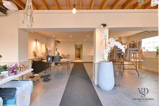 Commercieel pand, bestaande uit een gelijkvloers niveau (met terras), een praktische kelderverdieping én drie garages.<br />De residentie wordt vervolledigd met twee appartementen (één op de eerste en één op de tweede verdieping), welke desgewenst mee aangekocht kunnen worden. Ideaal voor een investeerder.<br />Vrij bij akte (eveneens vrij van brouwer).<br /><br />De onderste verdieping beschikt over een zaal van meer dan 65 m², keuken en berging, en tot slot de sanitaire cellen.<br />De handelszaak (het gelijkvloers) beschikt over meer dan 130 m² (naast het terras, binnenkoer, ...).