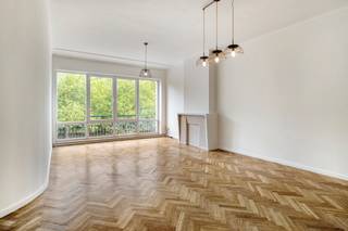 <strong>Energiezuinig 2-slaapkamer appartement te Pulhof van ca. 93m² m</strong><span><strong>et 2 terrassen.</strong><br /></span><strong><br />Indeling:</strong><br /><span>Vooraan, de <strong>ruime leefruimte</strong> met <strong>groen zicht </strong>over de steenweg. Naast de leefruimte, de keuken met toegang tot het <strong>voorste terras</strong> vooraan. <br />Via de inkomhal heeft men toegang tot alle andere ruimtes van het appartement. Centraal, een gastentoilet en een badkamer voorzien van een douche en een badkamermeubel met een wastafel. <br />Achteraan, <strong>twee ruime slaapkamers</strong> waarvan één met toegang tot het <strong>terras achteraan</strong>. </span><strong><br /></strong><br /><span><strong>Bijzonderheden:</strong><br /><b>EPC </b>label <strong>B</strong>;<br />Inbegrepen in de maandelijkse kosten: <em>Beheer; blokpolis; verbruik/onderhoud van de algemene delen (incl. lift) + privé verbruik verwarming en water;<br /></em>Ideaal als investering, was<strong> verhuurd</strong> aan <strong>900€/maand + kosten.</strong></span><br /><br /><strong>Ligging:<br /></strong><span>Ideaal gelegen met </span><strong>alle faciliteiten om de hoek!</strong><span> Op een boogscheut verwijderd van g</span><span>rote invalswegen en op wandelafstand van talrijke winkels, scholen, parken, ziekenhuizen, openbaar vervoer en sportaangelegenheden.</span>