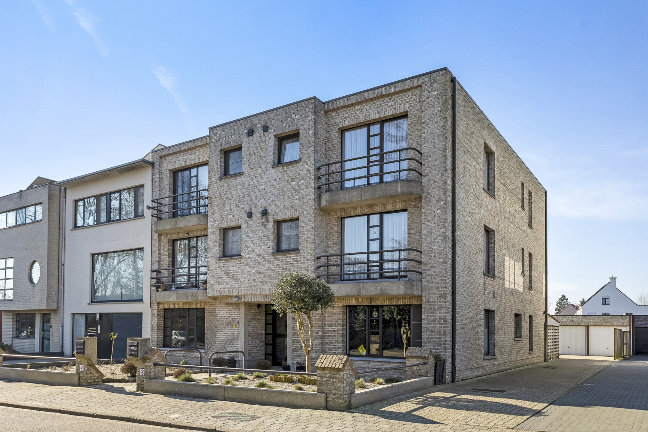 Volledig verhuurd appartementsgebouw met 6 appartementen en 6 grote garageboxen - foto 2