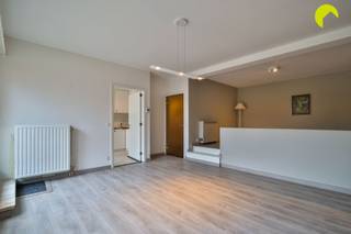 <p><span>Goed onderhouden gelijkvloers appartement (75m²) met 1 slaapkamer, een heel groot terras (100m²) en een grote garagebox gelegen in een rustige woonwijk te Edegem.</span></p><p><span>Het appartement is gelegen op de gelijkvloerse verdieping van een gebouw dat dateert van 1974. Het appartement zelf vinden we terug aan de achterkant van het gebouw.</span></p><p><span>In directe nabijheid vindt u winkels, scholen, verbindingswegen, openbaar vervoer enzovoort. Tevens vindt u op wandelafstand de Romeinse Put en het Sint-Goriksplein.</span></p><p><span> </span></p><p><span>Het appartement zelf beschikt overal over dubbele beglazing met aluminium schrijnwerk. De individuele, centrale verwarming verloopt op gas (recente brander) en de elektriciteit is conform aan de voorschriften van het AREI.</span></p><p><span>Het asbestattest is nog in opmaak en wordt bezorgd bij akte. Het gebouw zelf wordt goed onderhouden en het dak is reeds vernieuwd en extra geïsoleerd conform de huidige normen.</span></p><p><span> </span></p><p><span>Indeling:</span></p><p><span> </span></p><p><span>We betreden het appartement in de centrale inkomhal. Aan de rechter kant vinden we de slaapkamer die uitkijkt op het grote terras.</span></p><p><span>Aan de andere kant is er een extra (tussen)kamer die momenteel dienst doet als bureau.</span></p><p><span>We lopen verder door en bereiken de gerenoveerde badkamer met badkamermeubel, inloopdouche en toilet.</span></p><p><span>Achteraan vinden we de ruime leefruimte met aparte zit/tv hoek. Via de leefruimte bereiken we de basis ingerichte keuken.</span></p><p><span>Een grote troef van het appartement is het enorme terras. Hier zijn veel mogelijkheden.</span></p><p><span> </span></p><p><span>Graag som ik voor u de troeven op van dit gezellig gelijkvloers appartement in Edegem:</span></p><p><span> </span></p><ul><li><span>Rustige locatie, in directe nabijheid van openbaar vervoer, winkels, scholen, verbindingswegen, Romeinse Put, ...</span></li><li><span>Goed onderhouden gebouw: dak reeds voorzien van isolatie</span></li><li><span>Overal dubbele beglazing met aluminium schrijnwerk, elektriciteit conform</span></li><li><span>Zeer tuin terras (100m²)</span></li><li><span>Inclusief garagebox</span></li></ul><p><span> </span></p><p><span>EPC 307 kWh/m² jaar (D-label)</span></p><p><span>STEDENBOUW OP AANVRAAG</span></p><p><span>P-score (perceelscore): klasse D</span></p><p><span>G-score (gebouwscore): </span><span>klasse D</span></p><p><span> </span></p><p><span>Voor een bezoek terplaatse bel 03/449.41.42 of mail hallo@habicom.be</span></p><p><span>Benieuwd naar de waarde van jouw woning? Check het gratis op <span>www.watismijnhuiswaard.be</span></span><span> </span></p><p><span> </span></p>