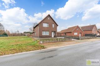 TE RENOVEREN WONING MET EEN RUIME WOONKAMER, KEUKEN MET EETKAMER, 4 AANGENAME SLAAPKAMERS WAARVAN 1 GELIJKVLOERS, BADKAMER, BERGING EN KELDER...