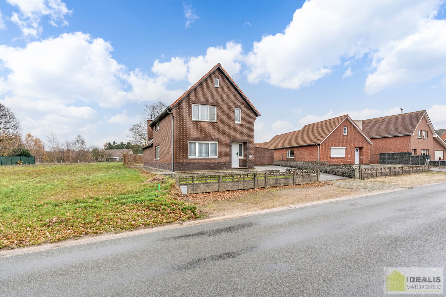 TE RENOVEREN WONING MET EEN RUIME WOONKAMER, KEUKEN MET EETKAMER, 4 AANGENAME SLAAPKAMERS WAARVAN 1 GELIJKVLOERS, BADKAMER, BERGING EN KELDER GELEGEN OP EEN PERCEEL VAN MAAR LIEFST 14A 94CA IN HET GEZELLIGE GROTE-BROGEL (PEER)! De woning omvat ca.150m² ne - foto 3