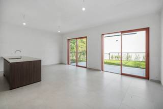 Deze moderne woning in Eilandpark biedt alles wat een gezin nodig heeft: lichtrijke leefruimtes, drie volwaardige slaapkamers en een aangename private tuin. De slimme indeling zorgt ervoor dat elke ruimte optimaal benut wordt.<br /><br />Daarnaast is er een praktische extra bergruimte met rechtstreekse toegang vanaf de straat, ideaal voor fietsen of het gemakkelijk in- en uitladen van je wagen.<br /><br />Ook op vlak van energie en comfort zit je hier helemaal goed:<br />• Warmtepomp<br />• Zonnepanelen<br />• Vloerverwarming<br />• BEN-woning (E10)<br />• Lage energiekosten<br />• 5 jaar aanzienlijke vermindering op de onroerende voorheffing<br /><br />De woning bevindt zich in een rustige, groene omgeving, op wandelafstand van de markt van Sint-Lievens-Houtem en vlak bij het vernieuwde Eilandbos.<br /><br /><strong>Een extra troef: deze woning is beschikbaar bij akte, zodat je zonder vertraging je nieuwe thuis kan betrekken.</strong><br /><br />Ontdek het volledige aanbod op www.eilandpark.be en plan vandaag nog je bezoek.