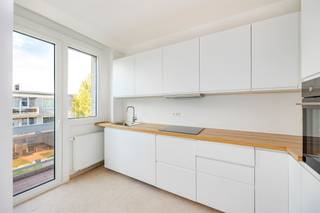 <p><span>Dit </span><span>gerenoveerde appartement </span><span>van ca. 80m² combineert </span><span>twee slaapkamers </span><span>en een </span><span>terras </span><span>met een bijzonder rustige en groene ligging aan de Vijf-Aprilwarande. Hier woon je rustig, terwijl de centra van Mortsel en Edegem vlot bereikbaar zijn.</span></p><p><span> </span></p><p><span>Cafés, restaurants, winkels en het openbaar vervoer bevinden zich in de directe omgeving. Ook verschillende scholen en het groene </span><span>Fort 5</span><span> liggen op wandelafstand.</span></p><p><span>Het gebouw is kleinschalig (lage vaste kosten!), en bestaat uit slechts 3 appartementen.</span></p><p><span> </span></p><p><span>Bovendien is er achter het gebouw nog een </span><span>garagebox </span><span>die bij aangekocht kan worden voor </span><span>25.000 euro</span><span>.</span></p><p><span> </span></p><p><span>Tweede verdieping</span></p><p><span>- appartement (80m²) met 2 slaapkamers en terras (5m²)</span></p><p><span>- EPC label B: 172 kWh/(m²jaar)</span></p><p><span> </span></p><p><span>Algemeen gebouw</span></p><p><span>- individuele meters voor elektriciteit</span></p><p><span>- gemeenschappelijke meter voor water en verwarming</span></p><p><span>- individuele CV op aardgas</span></p><p><span>- privatieve kelders aanwezig</span></p><p><span> </span></p><p><span>Troeven</span></p><p><span>- Bovenste verdieping</span></p><p><span>- Volledig gerenoveerd</span></p><p><span>- Topligging</span></p><p><span> </span></p><p><span>Ben jij geïnteresseerd in dit appartement te koop in Mortsel, ben je op zoek naar ander vastgoed of wens je de waarde van jouw eigendom te kennen? Dan ben je bij BOLT immo aan het juiste adres! Wij helpen jou graag verder.</span><span> </span></p><p><span> </span></p>