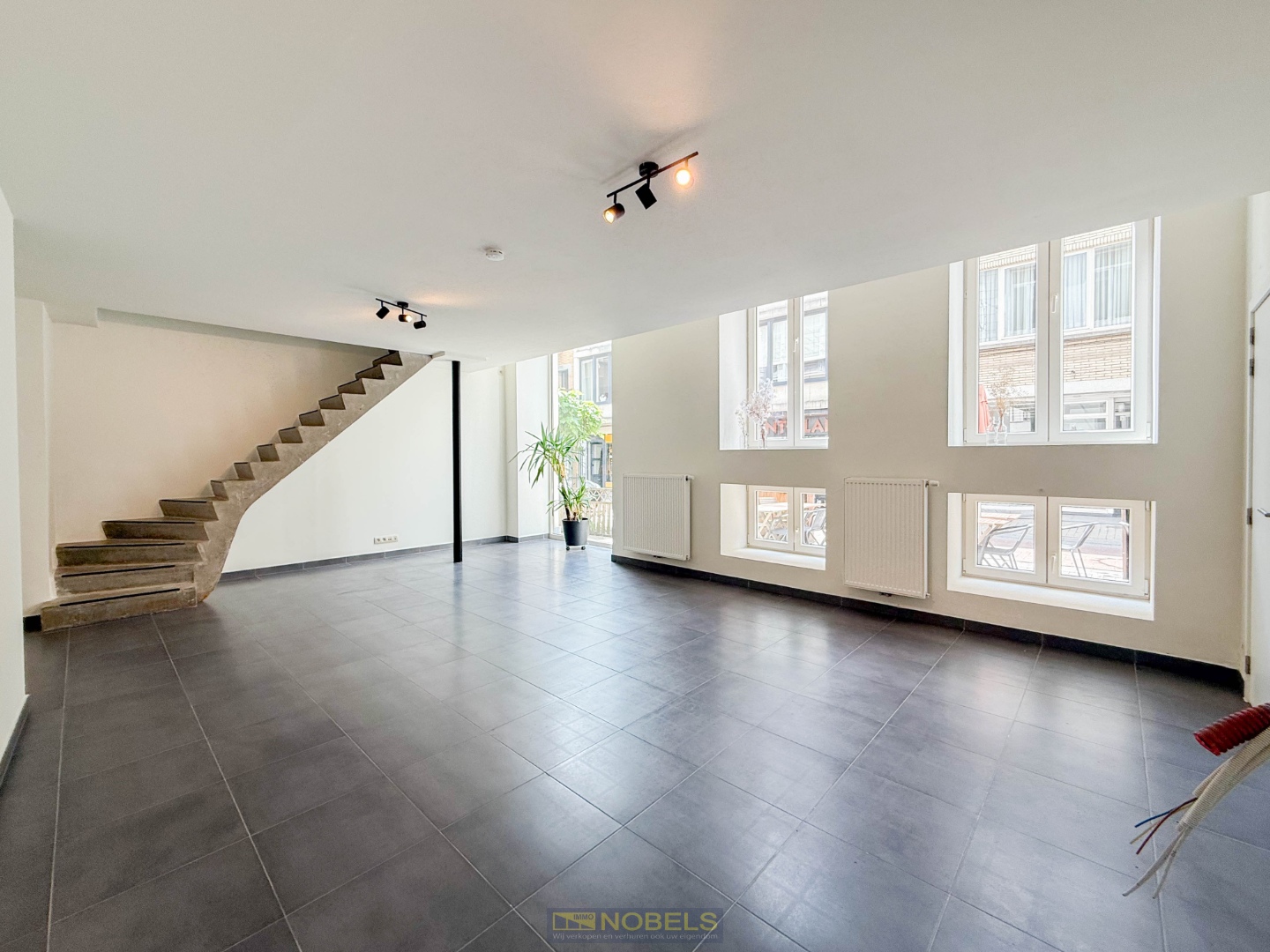 Te koop, volledig gerenoveerde handelsruimte (107m²) met tussenverdiep in centrum Wetteren - foto 5