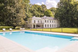 <p><span>Statige villa op toplocatie met unieke parktuin op een terrein van ca. 19.500 m² </span></p><p><span> </span></p><p><span>Indeling</span></p><p><span>U betreedt de villa middels de centrale inkomhal met gastentoilet en vestiaire. Toegang tot een bureelruimte voorzien van parketvloer, alsook toegang tot de ruime living weke eveneens is voorzien van een parketvloer. De woonkamer bestaat uit een zitkamer met gashaard en een aparte eetkamer welke dankzij grote raampartijen zicht hebben over tuin en terras. Aparte TV kamer. De ruime leefkeuken met ontbijtkamer is voorzien van een hoogwaardig afgewerkte keuken met Gaggenau toestellen. De ontbijtkamer geeft toegang tot tuin en terras. Zeer praktische wasplaats / bijkeuken en doorgang naar de garage.</span></p><p><span> </span></p><p><span>Garage </span></p><p><span>De inpandige garage met poorten aan voor- en achterzijde biedt ruimte aan twee auto's. </span></p><p><span> </span></p><p><span>Guestroom</span></p><p><span>Boven de garage bevindt zich een ruim appartement of ruimte voor inwonend personeel. </span></p><p><span> </span></p><p><span>Verdieping</span></p><p><span>De nachthal geeft u toegang tot de mastersuite met dressingkamer, ruime badkamer en slaapkamer. Nog twee slaapkamers met eigen douchekamer of badkamer.</span></p><p><span> </span></p><p><span>Tuin en buitenruimtes</span></p><p><span>Dankzij de ruime parktuin met volwassen bomenbestand geniet u van alle rust en privacy, en dit op een absolute toplocatie. Er zijn meerdere ruime terrassen voorzien, alsook een paviljoen met poolhouse, verwarmd zwembad en ingericht poolhouse. </span></p><p><span> </span></p><p><span>Bijzonderheden</span></p><p><span>Deze statige villa werd in 2014 zeer grondig verbouwd met hoogwaardige afwerking en voldoet nog aan hedendaagse wensen en normen. Energieklasse B. De villa is voorzien van diverse luxe zaken zoals een high end keuken met Gaggenau toestellen, uitgebreid alarm systeem, domotica (Crestron), elektrische gordijnen, rolluiken etc. </span></p><p><span> </span></p><p><span>- Mogelijkheid tot verkavelen / bijkomend gebouw oprichten - </span></p><p><span> </span></p><p><span>Meer inlichtingen via ons kantoor.</span></p><p><span> </span></p>