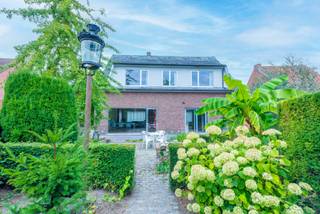 Looking for a bright and versatile home where living and working go hand in hand? This ready-to-move-in family home in Zondereigen offers all...