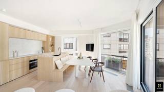 <p>À l’angle de la Lippenslaan et de la Zoutelaan, au quatrième étage, se trouve cet appartement d’angle baigné de lumière. Grâce aux nombreuses baies vitrées et à l’agencement ouvert, l’appartement profite d’une belle luminosité naturelle, créant une atmosphère détendue et une véritable sensation de vacances.<br />Le séjour et la cuisine s’intègrent dans un espace ouvert, avec une cuisine équipée d'appareils de qualité et un îlot central. L’espace repas adjacent dispose d’une banquette sur mesure.<br />L’appartement comprend trois chambres, dont deux grandes chambres et une chambre avec lits superposés et salle de douche attenante. Il y a également des toilettes séparées pour les invités et une salle de bains spacieuse avec douche, double lavabo et toilettes.</p>
<p>La situation est un véritable atout : en plein centre, à distance de marche des commerces, des restaurants et de la plage.</p>
<p>PEB : label B (105 kWh/m²/an)</p>