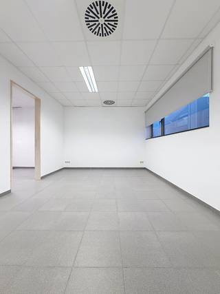 Op zoek naar een werkplek waar je meteen kan starten?Deze instapklare kantoorruimte op het gelijkvloers heeft alles wat je nodig hebt om zorgeloos...