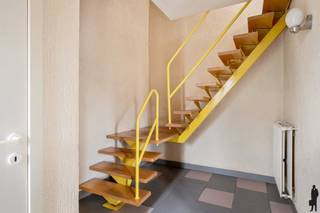 <p><strong>Pal in het centrum van Putte-Kapellen gelegen lichtrijke en op te frissen HOB op ca. 360 m² met zuidoostoriëntatie!</strong><br />Rustig gelegen in een aangename laan, op wandelafstand van alle winkels, HoReCa, openbaar vervoer en natuurgebied.<br /><br />Deze woning heeft in zijn totaliteit 3 bouwlagen, waaronder:<br />1. Een gelijkvloerse verdieping <br />2. Een eerste verdieping met 4 slaapkamers <br />3. Een ruime zolder</p>
<h4>Voorzieningen op de gelijkvloerse verdieping</h4>
<p>- Inkomhal met gastentoilet voorzien van handenwasser<br />- Ruime en lichtrijke leefruimte met raampartijen langs drie zijden<br />- Open keuken voorzien van toestellen, met rechtstreeks contact tot terras en tuin<br />- Praktische wasplaats/berging<br />- Toegang tot zonnig terras en privatieve tuin</p>
<h4>Voorzieningen op de eerste verdieping</h4>
<p>- Centrale hal<br />- 4 ruime slaapkamers <br />-Badkamer met ligbad, wastafel en toilet</p>
<h4>Zolderverdieping:</h4>
<p>- Enorme zolder met natuurlijke lichtinval dankzij bestaande ramen<br />- Ideaal geschikt voor het creëren van extra kamers, hobbyruimte of bureel</p>
<h4>Tuin</h4>
<p>- Zonnig en afgesloten terras met mooi aangelegde privatieve tuin, deels overdekt<br />- Rustige ligging met maximale privacy</p>
<br />
<h4>Bijzonderheden</h4>
<p>- Lichtrijke, breed opgezette woning met veel potentieel<br />- Gunstige zuidoostoriëntatie<br />- Mogelijkheid tot uitbreiding op zolder<br />- Centrale ligging op wandelafstand van winkels, horeca, scholen, openbaar vervoer en natuur</p>