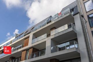 - Zonnig terras<br />- Jonge residentie<br />- Twee volwaardige slaapkamers<br />- Centrale ligging <br /><br />Dit appartement bevindt zich in de jonge, stijlvolle residentie "Milano" en is afgewerkt met oog voor kwaliteit. Met twee ruime slaapkamers en een groot, zonnig terras, biedt dit appartement een ideale combinatie van comfort en luxe. Het terras is perfect om te genieten van de zon en buiten te ontspannen.<br />In het hart van Oostende, op slechts enkele minuten wandelen van het strand en dichtbij het station. Geniet van het beste van de stad, met winkels, restaurants en het bruisende stadsleven om de hoek.<br /><br /><strong>Indeling</strong>: inkomhal met vestiaire, gezellige en lichtrijke woonkamer, zonnig terras, volledig ingerichte keuken, berging met aansluiting voor wasmachine/ droogkast, twee volwaardige slaapkamers, afzonderlijk toilet, badkamer met inloopdouche, dubbele wastafel en toilet. <br /><br />Zéér gunstig E-peil: E39 - elektriciteit conform gekeurd. <br /><br />Ideaal voor wie op zoek is naar een moderne en comfortabele woonst op een toplocatie in Oostende!<br /><br />Bovendien werd het appartement pas in 2019 in gebruik genomen, en is het zelden bewoond geweest. <br /><br />Contacteer ons voor meer informatie of een plaatsbezoek, Immo De Beus 059 510 300. 