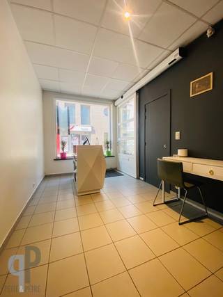 Deze heel goed onderhouden en momenteel verhuurde opbrengsteigendom vinden we in hartje centrum Zottegem op commerciële ligging. Op het gelijkvloers vinden we een ruim handelspand met achterliggende tuin en terras. Het handelspand is ook voorzien van een keukenblok en toilet. Boven het handelspand bevindt zich een duplex appartement met groot zonneterras. Het appartement omvat een inkomhall met gastentoilet, ruime living met ingerichte keuken en berging. Aan de keuken bevindt zich een groot zonneterras. Op het verdiep vinden we de 2 ruime slaapkamers, een badkamer en een toilet. Overal dubbele beglazing, betonnen tussenverdiepen, afzonderlijke verwarmingsinstallaties op aardgas. Topper ! Voor meer inlichtingen of een bezoek, contacteer Veronique 0483/676579