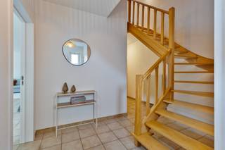 Ruime, kwalitatieve gezinswoning in het hart van Lo, gelegen op een perceel van 661 m². Deze woning biedt alles wat een gezin zich kan wensen:...