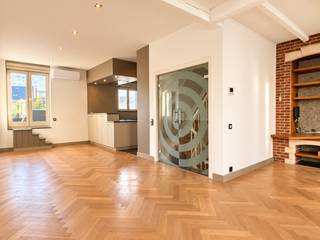 Dit appartement, dat dankzij de ruime indeling en de verdeling over meerdere verdiepingen het gevoel van een volwaardige woning biedt, bevindt zich achter een charmante gevel in een kleinschalig gebouw. De inkomhal wordt slechts gedeeld met één andere woning, die zich achteraan in het gebouw bevindt.<br /><br />U betreedt de woning via de inkomhal op het gelijkvloers, die toegang biedt tot een aparte wasplaats, een gastentoilet en de kelder. Via de traphal bereikt u de eerste verdieping, waar de leefruimte en keuken zich bevinden. De ruime leefruimte geniet aan de voorzijde van een karaktervolle erker, terwijl de volledig geïnstalleerde keuken zich achteraan bevindt. Vanuit de keuken is er rechtstreeks toegang tot het riante en zonnige terras, dat volledig vernieuwd werd.<br /><br />Op de tweede verdieping bevinden zich de twee slaapkamers en de badkamer. De master bedroom beschikt over een aansluitende dressing en een eigen balkon. De badkamer is uitgerust met een dubbele lavabo en een ruime inloopdouche en bevindt zich, samen met de tweede slaapkamer, aan de achterzijde. Verder is er op deze verdieping een afzonderlijk toilet en een handige ingebouwde kast aanwezig.<br /><br />Gemeenschappelijke lasten: 45 Euro per maand.<br /><br />Provisie voor het verbruik van water: 35 Euro per maand.<br />De nutsvoorzieningen gas en elektriciteit zijn privé op te nemen door de huurder.<br /><br />Onmiddellijk beschikbaar.