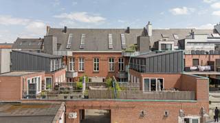 <strong>Duplexappartement</strong> met prachtig <strong>terras</strong> (50m²!) gelegen in centrum van <strong>Hoogstraten</strong> in schitterend monumentaal pand "Residentie De Rijkswacht".<br /><br /><span><strong>Indeling:</strong></span> <br />- Ruime leefruimte met open keuken <br />- Toilet<br />- Groot<strong> terras</strong> van ca. 50m²!<br /><br /><strong>Verdieping:</strong><br />-<strong> 2 slaapkamers</strong><br />- Badkamer<br /><br />- Carport en extra bergruimte inbegrepen<br /><br /><span><strong>Algemeen:</strong></span> <br />- Beschermd eigendom<br />- Momenteel verhuurd<br />- Westgericht terras<br />- Rustig gelegen, doch in het centrum van Hoogstraten
