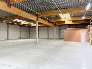 Goed gelegen bedrijfsgebouw te huur in Kortrijk. Gelegen op 1 min. van de R8 met een uitstekende verbinding naar de E17, E403, etc.Het...