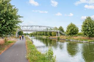 Te koop: ruime gezinswoning met atelier van 125 m² in Leers-NordLangs het Espierres-kanaal in Leers-Nord bevindt zich deze ruime gezinswoning met een bewoonbare oppervlakte van ca. 219 m². Dankzij de rustige ligging aan het water, de royale leefruimtes en het indrukwekkende atelier is dit een eigendom met tal van mogelijkheden.Wat maakt dit pand uniek?De woning verwelkomt u in een ruime leefruimte, waar woonkamer, eetplaats en keuken naadloos in elkaar overvloeien. Op de eerste verdieping bevinden zich drie volwaardige slaapkamers en een badkamer. De tweede verdieping beschikt over een mezzanine van ca. 24 m², ideaal als bureau, hobbyruimte, speelkamer of extra slaapkamer.De absolute troef van deze eigendom is het atelier van ca. 125 m². Met een lengte van ongeveer 25 meter biedt deze ruimte tal van mogelijkheden voor zelfstandigen, ambachtslieden, opslag of een professionele activiteit aan huis.Voor wie is dit ideaal?Ideaal voor gezinnen, zelfstandigen, ondernemers of wie op zoek is naar een woning met veel leefruimte én een grote werk- of opslagplaats op een rustige, groene locatie. Te koop via Immo Beguin, jouw vastgoedexpert sinds 2009, met kantoren in Ronse, Waregem, Kortrijk, Deinze, Doornik en Lessines.Meer info of bezoek aanvragen via: sebastien@immobeguin.be
