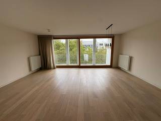 <br />Prachtig modern appartement met terras en panoramische ramen op de 6de verdieping in de Theaterbuurt op wandelafstand van winkels, restaurants, openbaar vervoer.<br /><br />Indeling:<br />Het appartement heeft een eigen lift dat rechtstreeks toegang biedt tot de lichtrijke leefruimte met aansluitend een volledig ingerichte open keuken. Aan de achterzijde bevinden zich twee slaapkamers die een badkamer met inloopdouche en dubbele lavabo delen. Het appartement beschikt ook over een wasruimte, een berging en een extra berging in de kelder. In het appartement zijn al de gordijnen en verlichting reeds voorzien. Er is een fietsenstalling voorzien in de kelderverdieping die toegankelijk is met de lift. <br /><br />Algemene onkosten bedragen € 145 per maand.<br />Nutsvoorzieningen volledig individueel.<br />Mogelijk om op firma of privé te huren. <br /><br />BESCHIKBAAR VANAF 01 DECEMBER 2026.