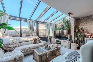 Lichtrijk dakappartement te koop in de residentie “Epernay II”, gelegen aan de A. Van Cailliestraat 14 te Middelkerke. Dit instapklaar appartement met zijdelings zeezicht en 2 slaapkamers bevindt zich op een absolute toplocatie, op slechts een steenworp afstand van het nieuwe casino, de bruisende zeedijk en alle winkels. Dankzij de twee uitzonderlijk grote terrassen geniet u de hele dag door van de zon!Indeling:- inkomhal- 2 slaapkamers met aansluitend terras (ochtendzon)- apart toilet- leefruimte met aansluitend zonneterras (namiddag- en avondzon)- open keuken voorzien van alle comfort- badkamer- bergingTroeven:- toplocatie vlakbij zeedijk, winkels en openbaar vervoer- instapklaar appartement- 2 ruime terrassen- mogelijkheid tot aankopen garagebox onder het casinoBent u op zoek naar een dakappartement met 2 ruime terrassen op een toplocatie in Middelkerke? Aarzel dan niet en vraag snel uw bezoek aan!