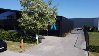 Vlakbij de ring richting het stadscentrum van Roeselare bevindt zich deze recente en functionele loods met een oppervlakte van ca. 345 m² en een vrije hoogte van 4 meter. De loods is gelegen op een perceel van 959m² in een verzorgd bedrijvencomplex en geniet van een vlotte verbinding met de E403 en de A17.<br /><br />Via drie brede sectionaalpoorten is de loods makkelijk toegankelijk voor voertuigen en leveringen. Aan de achterzijde bevindt zich een afgesloten buitenzone, ideaal voor extra stockage, bereikbaar via een automatische poort.<br /><br />Een bijkomend voordeel is de aparte bureauruimte, verdeeld over twee niveaus, met een eigen ingang. Deze afzonderlijke kantoorunit zorgt voor een duidelijke scheiding tussen werk- en opslagruimte en biedt heel wat mogelijkheden voor administratie of ontvangst van klanten. Daarnaast is er nog een apart toilet en een kitchenette.<br /><br />Er is een regenwaterput van 10.000L aanwezig.<br /><br />