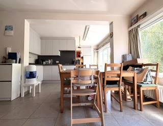 <p><span>Gezellig en ruim gerenoveerd appartement op 1ste verdieping op wandelafstand (5 min.) van centrum Dendermonde</span></p><p><span>Op zoek naar een instapklaar appartement op een toplocatie? Dit ruime, gerenoveerde appartement bevindt zich op de eerste verdieping van een rustige, kleinschalige residentie (zonder lift).</span></p><p><span>De ligging is een absolute troef: op slechts 500 meter van het station, 500 meter van het centrum van Dendermonde en midden in Sint-Gillis. Winkels, scholen, openbaar vervoer en andere voorzieningen bevinden zich op wandelafstand.</span></p><p><span>Het appartement beschikt over een inkomhal, een lichtrijke en ruime woonkamer met een ingerichte open keuken, een nachthal, een grote berging/wasplaats, twee volwaardige slaapkamers, een badkamer met douche, een apart toilet en een aangenaam terras.</span></p><p><span>Beschikbaar vanaf 1</span><span> </span><span>oktober 2026.</span></p><p><span>Er zijn geen bijkomende maandelijkse gemeenschappelijke kosten.</span></p><p><span>Interesse? Neem gerust contact op via 052/55 55 55 of mail naar <span>info@immotwins.be</span></span><span>.</span></p><p><span>Voor meer info bel 052/55 55 55 of via info@immotwins.be</span></p>