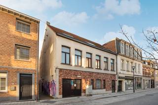 <strong>Op te frissen opbrengsteigendom/woning met garage op een zuidgericht perceel van 307 m² en slechts 1 minuut wandelen van de Grote Markt te Turnhout! EPC label B en C</strong><br /><br /><span><strong>Ligging</strong>: gelegen </span><span>op wandelafstand van de Grote Markt, in de directe nabijheid van scholen, openbaar vervoer, winkels, horeca, ... Alsook is er een zeer vlotte verbinding naar de ring en de autostrade.<br /><br /></span><strong>Indeling</strong>: <strong>-1</strong>: kelder. <strong>+0</strong>: inkomhal - woonkamer - keuken - bijkeuken - badkamer - toilet - garage - slaapkamer. <strong>+1</strong>: nachthal - toilet - badkamer - 2 slaapkamers. <strong>+2</strong>: woonkamer - nachthal - badkamer - berging - slaapkamer. <br /><br /><strong>Omschrijving</strong>: het gebouw is momenteel ingedeeld in twee appartementen. Het eerste appartement omvat het gelijkvloers en de eerste verdieping, het tweede appartement is een dakappartement. Er is ook mogelijkheid tot een nieuwe indeling waarbij er een gelijkvloers appartement en een duplex van de eerste en tweede verdieping gerealiseerd kunnen worden. In beide appartementen is er een aparte domicilie mogelijk! Naast deze optie zijn er natuurlijk tal van andere mogelijkheden. Dankzij de grootte van het gebouw kan hier perfect de combinatie tussen wonen en werken gemaakt worden, alsook meer dan genoeg ruimte voor grote gezinnen of bijvoorbeeld kangoeroewonen! Gezien er een padje naast de woning loopt is er ook een zij-ingang voorzien.<br /><br /><strong>Bijzondere informatieplicht</strong>: in aanvraag.