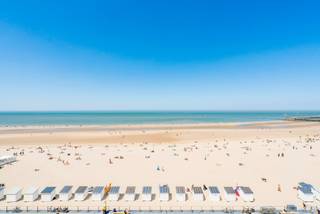 Kom je graag uitwaaien aan de zee ?<br />Hier is ALTIJD een rustgevend vergezicht.<br />Gelegen in een klassevol gebouw met marmeren inkomhal, op het beste deel van de Promenade, op enkele stappen van de casino nodigt dit appt uit om er zelfs permanent te komen wonen.<br />Op het 1e, dus als de lift bezet is, gn probleem om snel je woonst te bereiken.Instapklaar met dubbel glas, overal egale vloertegel, open en geheel uitgeruste keuken, apart toilet en mooie badkamer met ligbad, vernieuwde elektro. Indien gewenst is er plaats voor een 2e toilet en extra douche.<br />Het bakon ad achterkant is zuidgericht, doch bij gelijk welk weer zal het toch eerder strand, dijk of stad worden. Het goed aangeschreven resto eronder is een plus. <br />Gemeenschapp. fietsenberging, vlakbij mogelijkheid tot huren autostaanplaats<br />Het gebouw kreeg onlangs videofonie, moderne lift en achtergevelisolatie. De voorgevel is uit zijn verpakking (na verlof wordt laatste deeltje gedaan), er zijn nu ook balustrades. EPC was vòòr deze werken B, daarmee is het nu zeker A. <br />AANRADER ! Onmiddellijk vrij.