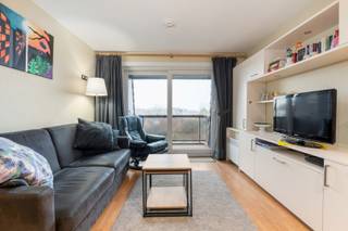 Modern gemeubelde studio met slaaphoek. Deze studio, gelegen op een zucht van zee en duinen biedt u een living met open keuken, terras , slaaphoek, badkamer met lavabo, douche en toilet. Mogelijkheid tot aankoop ondergrondse staanplaats. EPC ATTEST B !