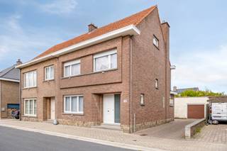 Bent u op zoek naar een woning die u volledig naar uw eigen smaak kan renoveren? Dan is deze driegevelwoning in een rustige wijk van Affligem beslist een bezoek waard! Dankzij de gunstige ligging woont u hier op een boogscheut van lokale winkels, scholen, openbaar vervoer én de autostrade, waardoor u geniet van zowel rust als een vlotte bereikbaarheid.<br /><br />Op het gelijkvloers verwelkomt de inkomhal u in de woning. Aansluitend ontdekt u de leefruimte en de vernieuwde keuken, die reeds voorzien is van hedendaags comfort. Verder vindt u hier ook een wasplaats, een apart toilet en een berging.<br /><br />De eerste verdieping beschikt over twee ruime slaapkamers, een badkamer en een bureau dat doorgang biedt naar de tweede verdieping. Daar bevinden zich nog eens twee kamers die u naar eigen wens kan inrichten (slaapkamers, hobbyruimte of bureau).<br /><br />Aan de buitenzijde vormt de bijzonder ruime garage van maar liefst 30 m² een absolute troef. Ideaal voor wie nood heeft aan extra bergruimte, een werkatelier of plaats voor meerdere fietsen en wagens.<br /><br />Hoewel de woning enkele renovatie vereist, biedt ze een uitstekende basis en tal van mogelijkheden om er uw droomwoning van te maken.<br /><br />📍 Stedenbouwkundige inlichtingen: in aanvraag.<br />👉 Interesse in deze woning met veel potentieel?<br />Contacteer Nils via nils.deblock@weinvest.be voor meer informatie of om een bezoek ter plaatse te plannen.