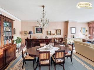 Deze stijlvolle bel-étage combineert licht, ruimte en functionaliteit op een doordachte manier, ideaal voor wie comfort en flexibiliteit waardeert.<br /><br />Het gelijkvloers verwelkomt u met een inkomhal met maatwerkkasten, een aparte kamer met badkamer (perfect als gastenverblijf, praktijk of thuiswerkplek), ruime garage en oprit voor minstens twee wagens. Achteraan ligt een zonnige ZW-tuin met terras, ideaal voor ontspanning en lange zomeravonden.<br /><br />Op de eerste verdieping vindt u een lichtrijke leefruimte met grote glazen deur naar de eetkamer en salon, aansluitend de volledig geïnstalleerde keuken. <br /><br />Verder op deze verdieping bevinden zich:<br />1 ruime masterbedroom met rustgevend uitzicht op de tuin. Een gastentoilet met handenwasser, een verzorgde badkamer met lavabo en bad/douche.<br /><br />!De voorgevel heeft als 'zicht' ook een 2de verdieping maar is gewoon het plat dak achter de gevel vandaag. Mits zelf een bouwvergunning aan te vragen zou je hierop een 2de verdiep kunnen bouwen.!<br /><br />Kortom: <br />Centraal gelegen bel-étage met karakter: ZW-tuin, ruime garage + oprit, multifunctionele ruimte en veel lichtinval. <br />Op wandelafstand van scholen, winkels, sportfaciliteiten en vlot bereikbaar via de autosnelwegen. <br />Interesse? Contacteer Laila via laila@immodor.be of mobiel 0477/30 85 59.<br /><br />Stedenbouwkundige inlichtingen - mogelijkheid tot uitbreiding van 1 extra verdiep.