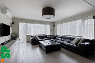 Ruime woonst met bijgebouw van +-72m² en EPC B.<br /><br />Indeling gelijkvloers:<br />Een grote inkomhal dat u brengt tot de vernieuwde keuken die werd uitgebreid met een veranda als eetplaats (2014), een lichtrijke leefruimte met houtkachel en sound systems, een gelijkvloers badkamer (2023) van alle comfort en een berging/wasplaats.<br /><br />1e verdieping:<br />Vier slaapkamers (waarvan twee grote) en toegang tot de zolder. De zolder kan je nog eventueel uitbreiden als extra slaapkamer. Deze is op heden voorzien van de technieken en dient als grote stockageruimte.<br /><br />Buitenruimte:<br />Een absolute troef van deze eigendom is de mooi aangelegde tuin, de carport, groot overdekt terras én het bijgebouw van +- 72m².<br /><br />Deze woning werd doorheen de jaren met liefde gerenoveerd en is instapklaar.<br />Gelegen op een toplocatie te Vorselaar; nabij het centrum, rustig gelegen en groen omgeven.<br /><br />EPC: B-label 200 kWh/m².<br /><br />Extra Troeven:<br />- Zonnepanelen 14st + batterij<br />- 4 slaapkamers<br />- Keuken vernieuwd (+- 2016)<br />- Lange oprit én bijgebouw<br />- Aanbouw/ veranda voorzien van screens<br />- ...<br /><br />Wenst u meer informatie of een bezoek? Contacteer IMMO SP op het nummer 014519500 of via caro@immosp.be